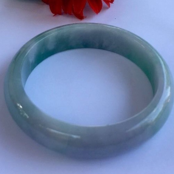 VINTAGE 14mm WIDE CELADON GREEN JADE JADEITE GEMSTONE CARVED 6" BANGLE BRACELET - Picture 3 of 7